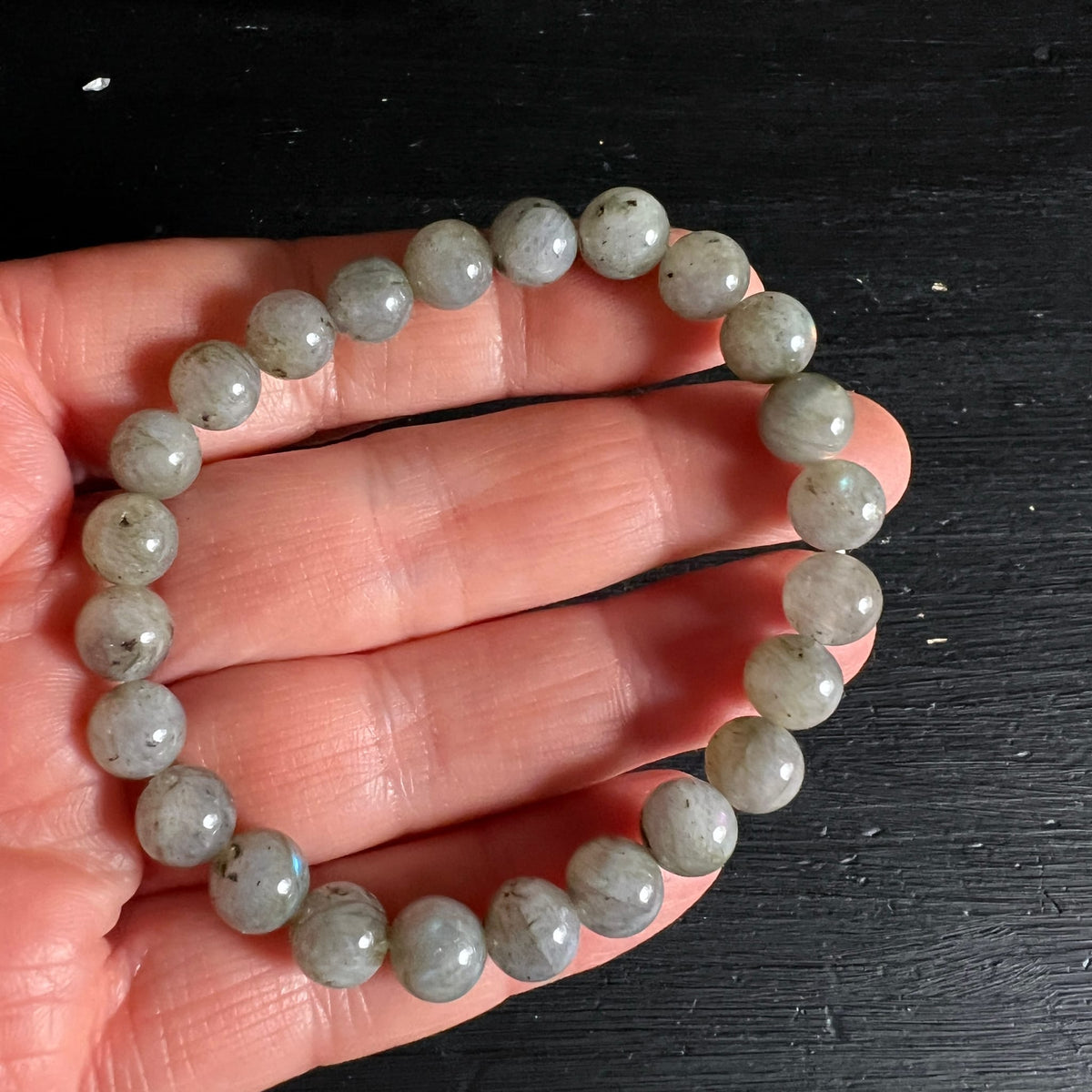Labradorit Armband aus polierten grau-grünen 4mm Perlen mit dunklen Einschlüssen und Schimmer | Happy Minerals