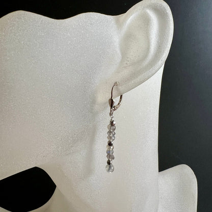 Labradorit Ohrring am Ohrmodell | dezente Länge | changierender Edelstein | Happy Minerals Schmuck