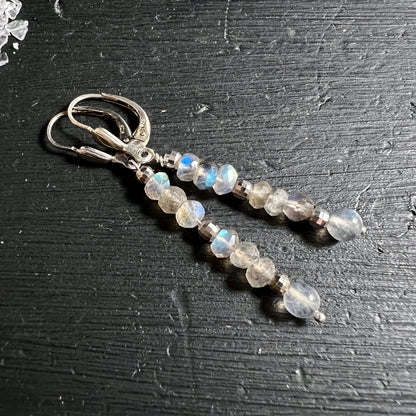 Labradorit Ohrringe | funkelnde Facetten | blauer Schimmer | Klappbrisur 925 Silber | Happy Minerals