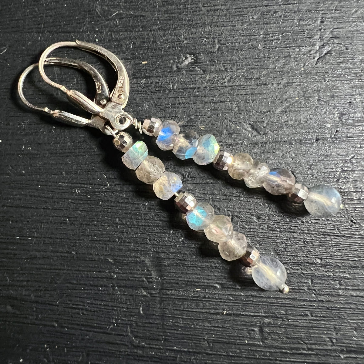 Labradorit Ohrringe Paar | parallel drapiert | zartes Farbspiel | 925 Sterlingsilber | Happy Minerals