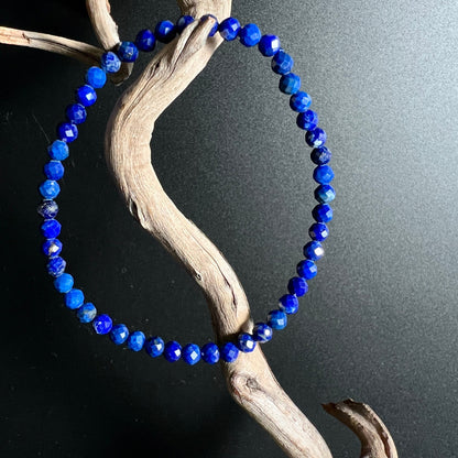 Lapislazuli Armband | Treibholz Dekoration | facettierte Perlen | natürliche Präsentation | Happy Minerals