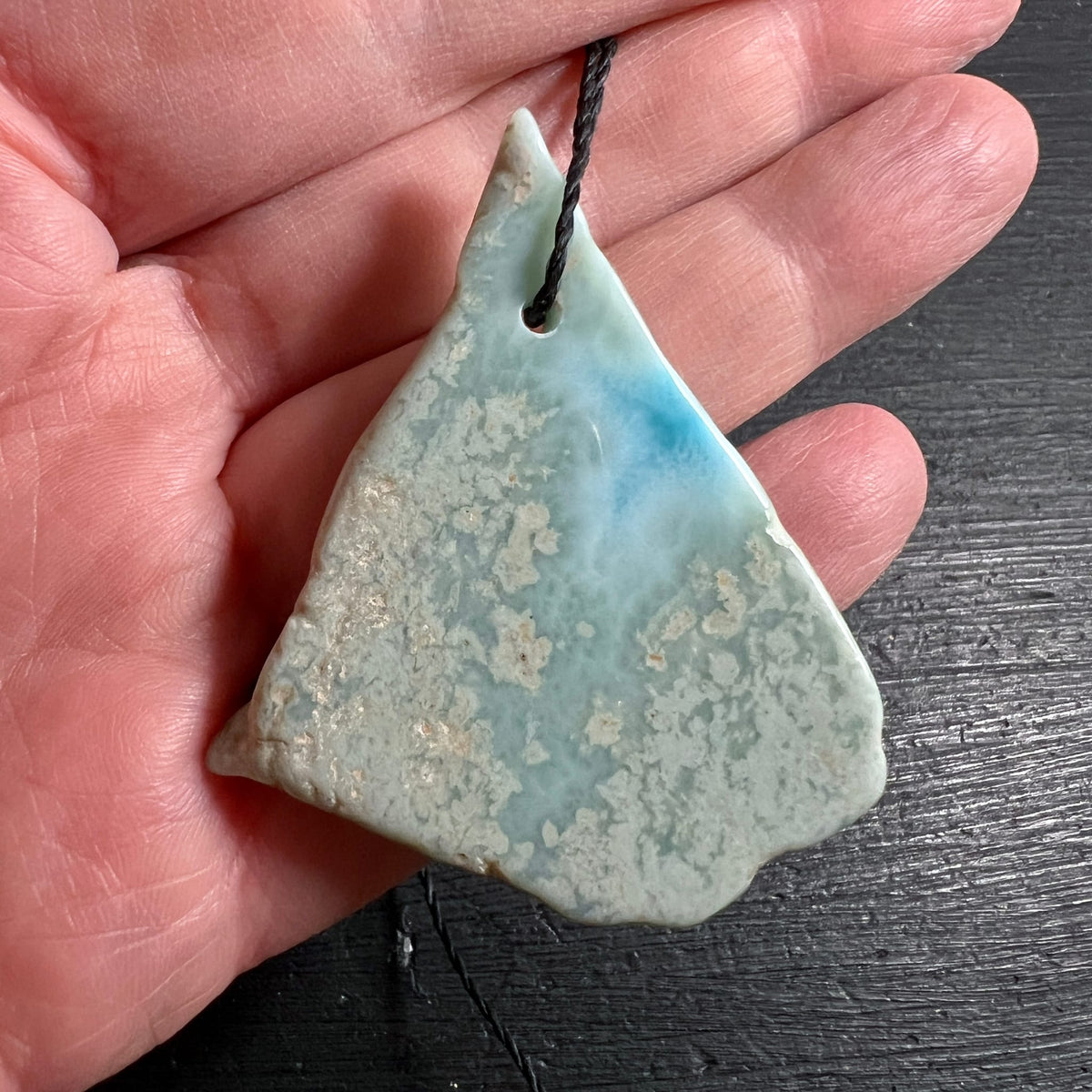 Larimar Anhaenger dreieckig, blaue Wolken auf grau-weisser Kruste, raue Aussenkante | Happy Minerals