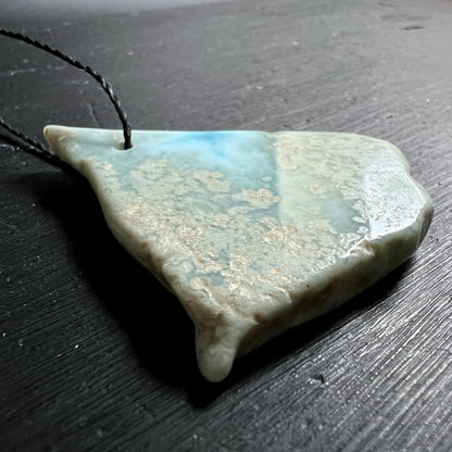 Larimar Anhaenger roh-polierte Kante, cremig-beige mit hellblauen Wolken, unregelmaessige Form | Happy Minerals