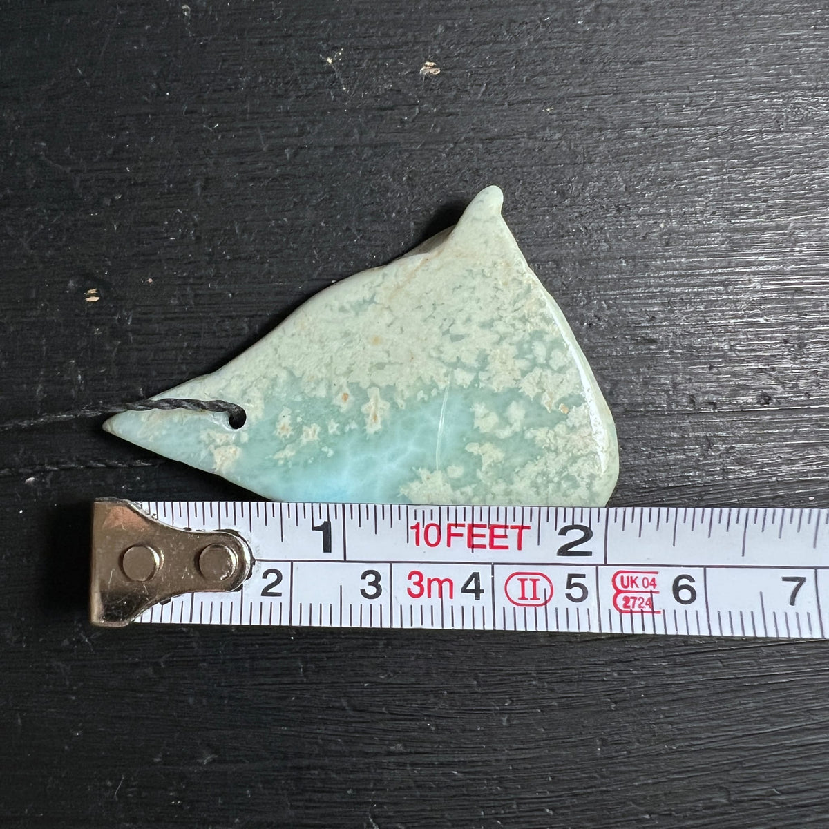 Larimar Anhaenger dreieckig, cremig-weiss mit hellblau-tuerkisen Wolken und Bohrloch, poliert glaenzend | Happy Minerals