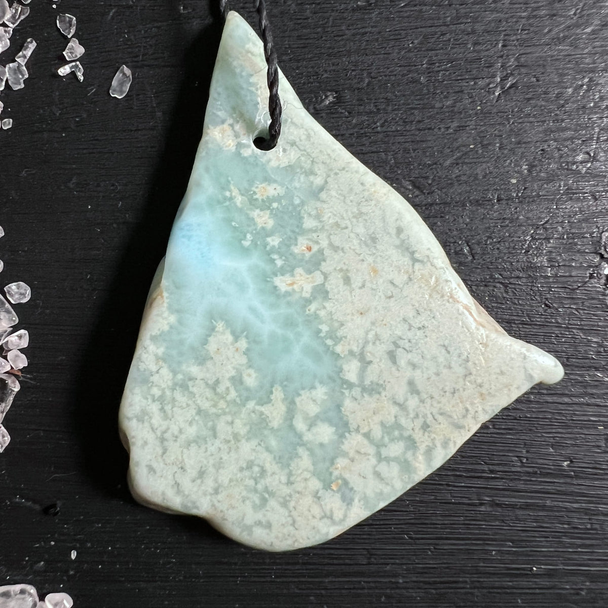Larimar Anhaenger cremig-weiss mit hellblauen Wolken, unregelmaessige Dreiecksform, poliert | Happy Minerals
