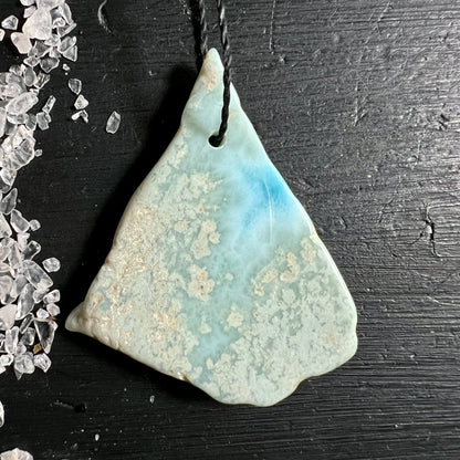 Larimar Anhaenger dreieckig, cremig-weiss mit hellblauen Wolken und rostbraunen Flecken, glaenzend poliert | Happy Minerals