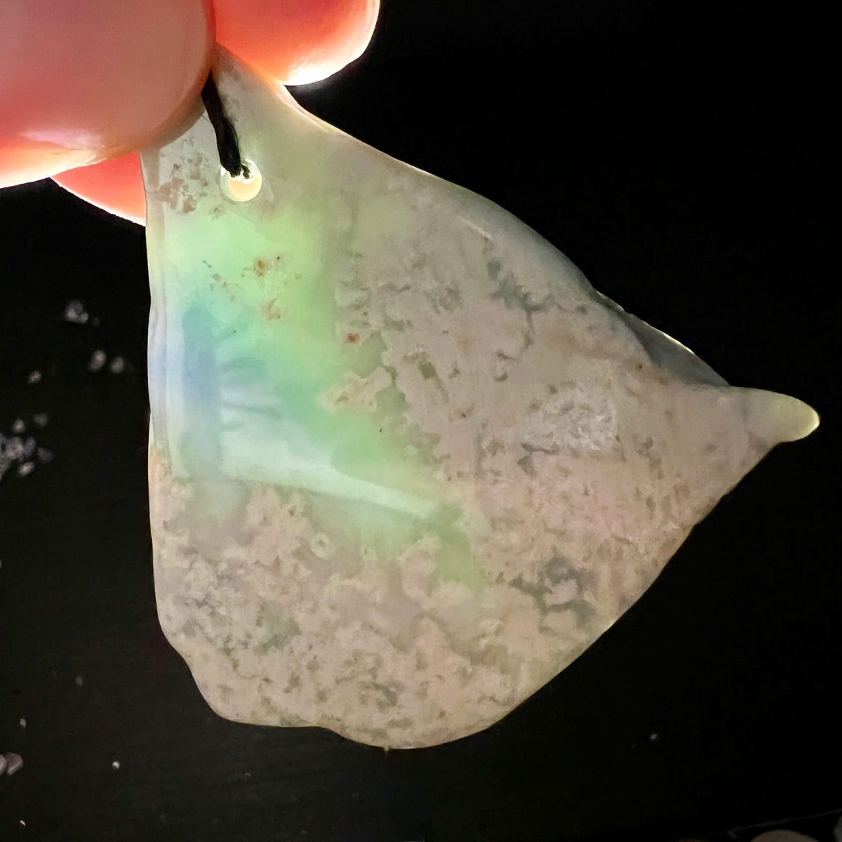 Larimar Anhänger, dreieckige Form, milchig-weisse Oberfläche mit blau-grünem Schimmer im Gegenlicht | Happy Minerals