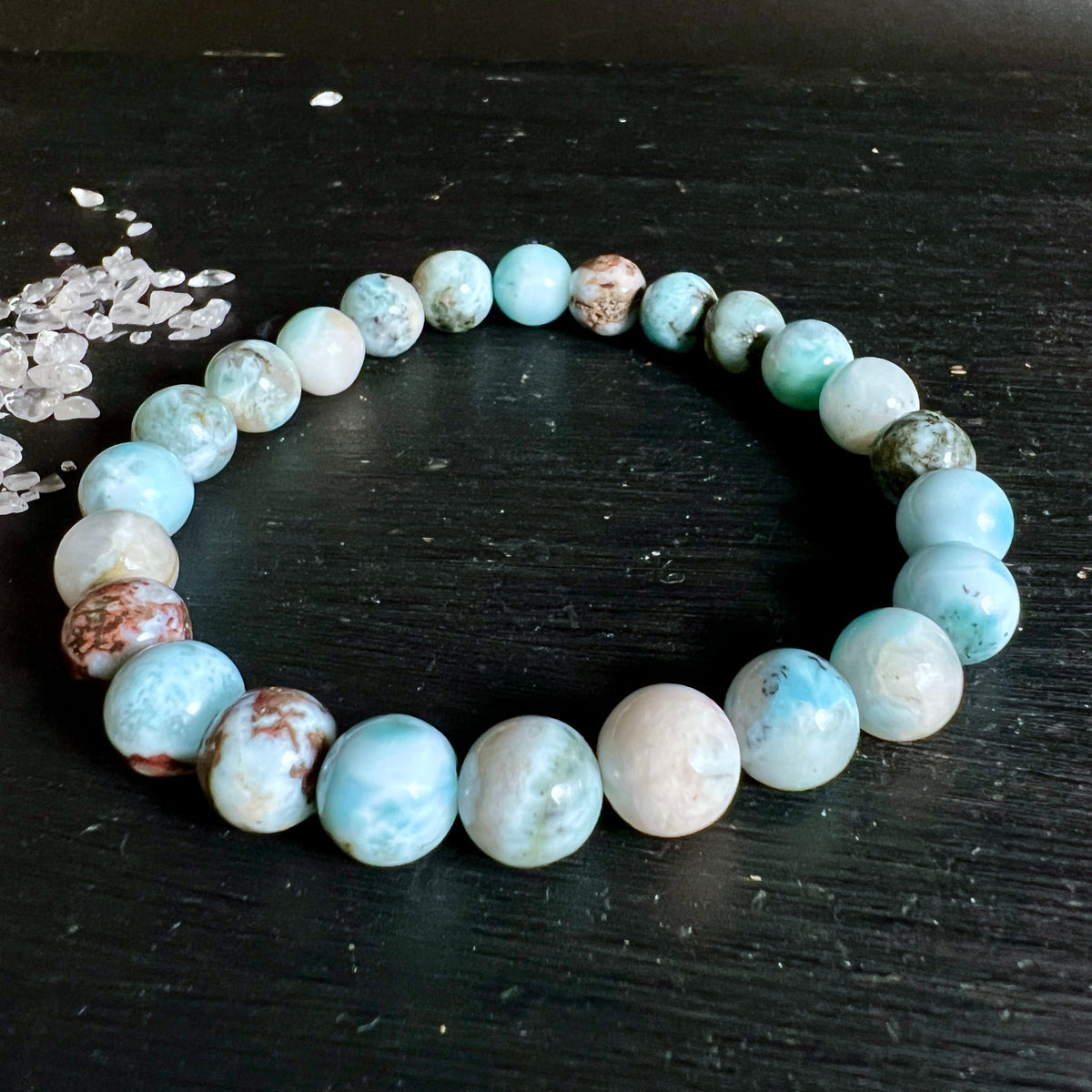 Larimar Armband aus runden polierten Perlen, hellblau-tuerkis mit cremeweissen und rostbraunen Schlieren | Happy Minerals