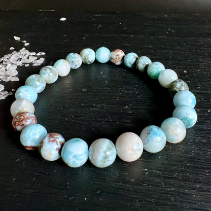 Larimar Armband aus runden polierten Perlen, hellblau-tuerkis mit cremeweissen und rostbraunen Schlieren | Happy Minerals