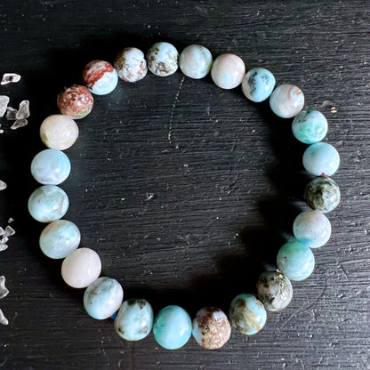 Armband aus runden Perlen in Karibikblau, cremeweiss und rostrot gemustert, polierter Glanz | Happy Minerals