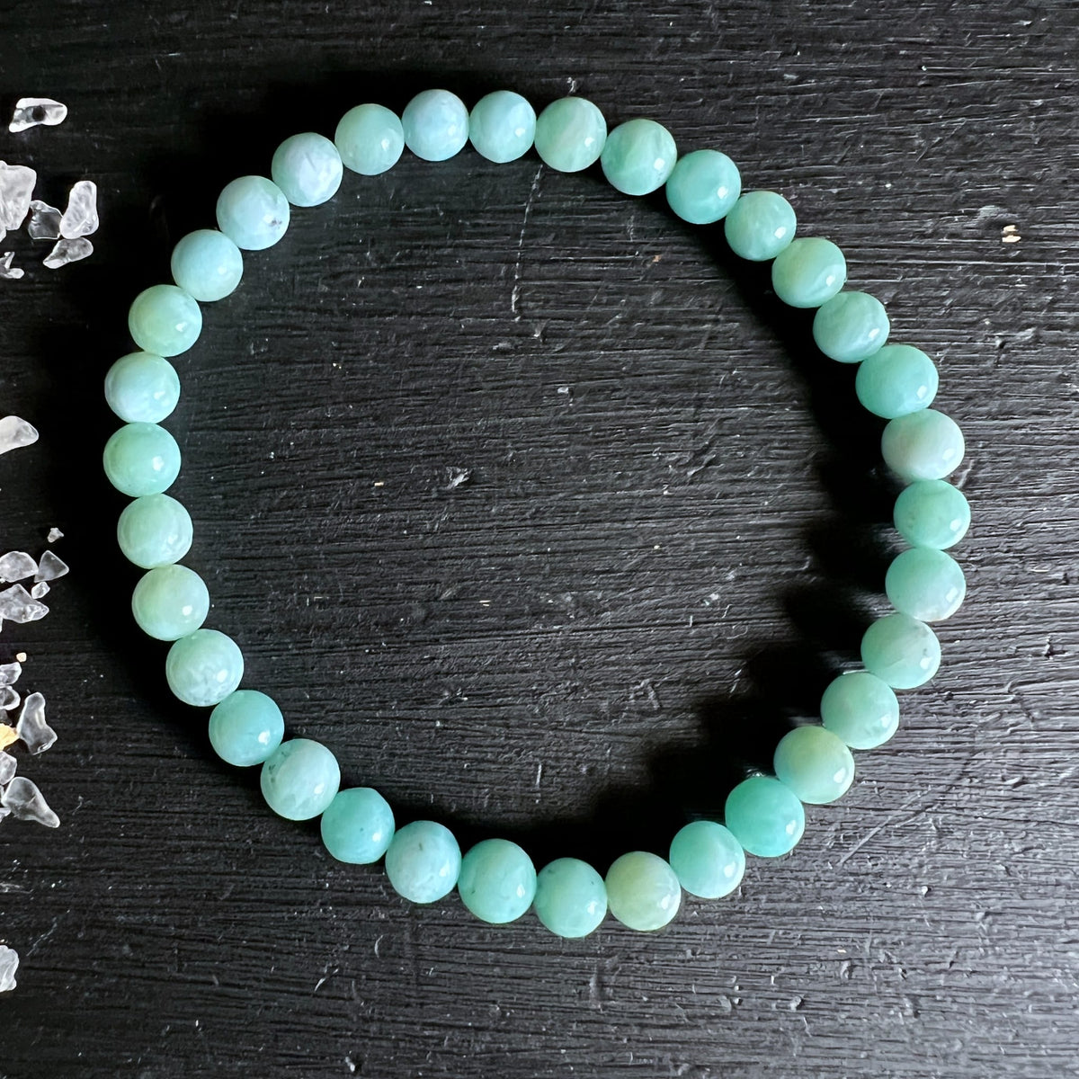 Larimar Armband aus runden Perlen in zartem Mintgruen mit weiss-tuerkisen Wolkenmustern | Happy Minerals