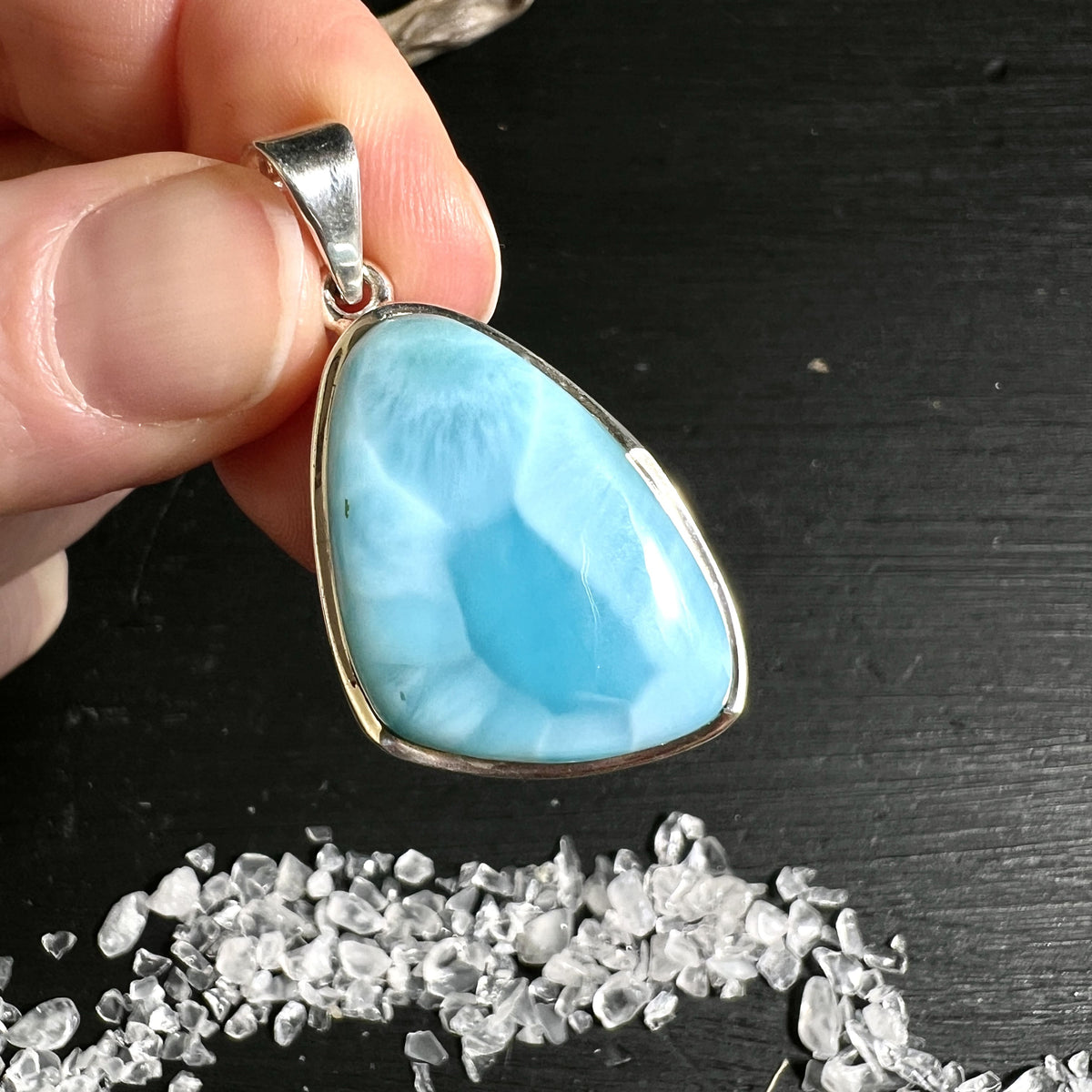 Larimar Edelstein Anhänger in massiver Silberfassung Nahaufnahme | Happy Minerals