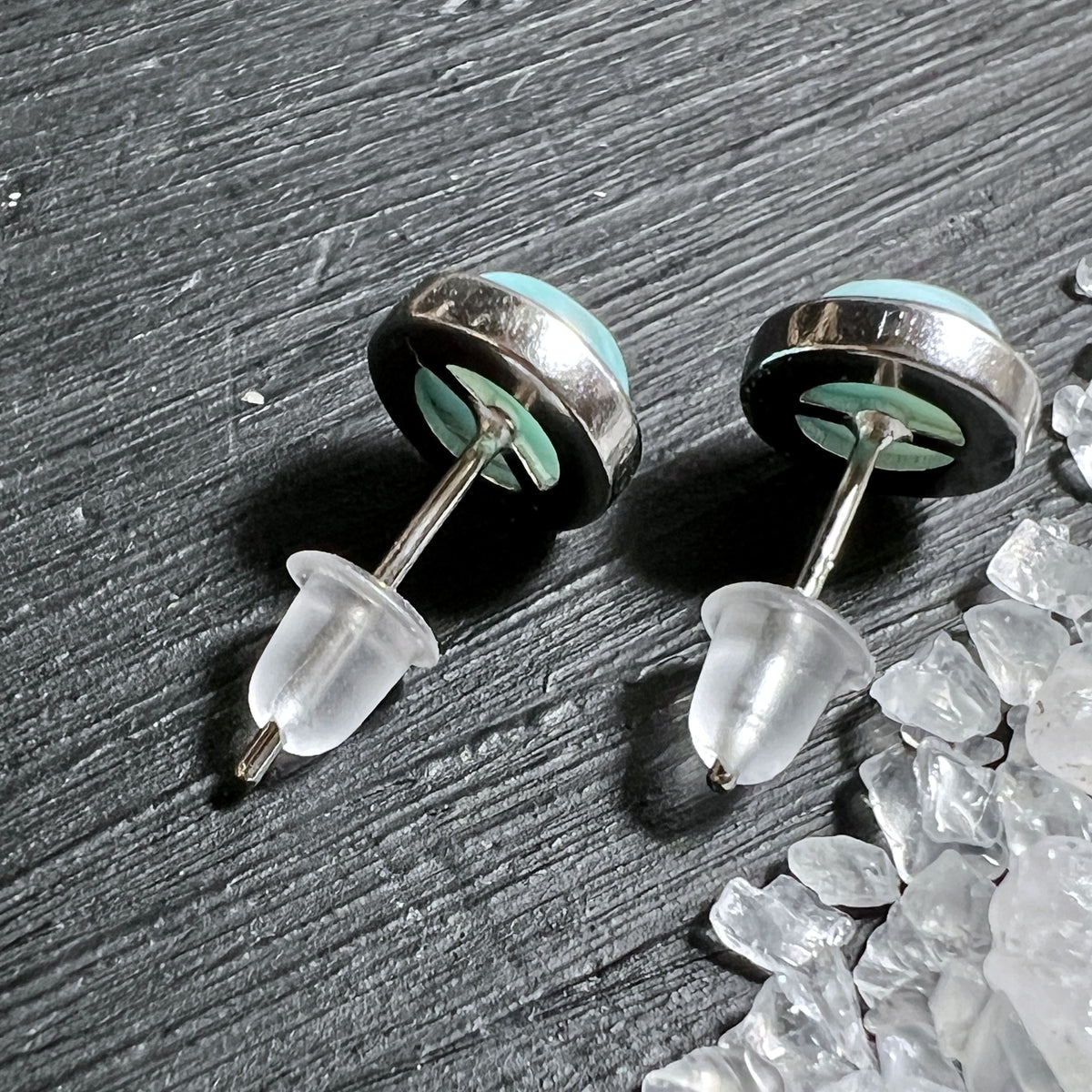 Jeder Larimar Ohrstecker ist ein Unikat, naturbelassen die Rückansicht | Happy Minerals