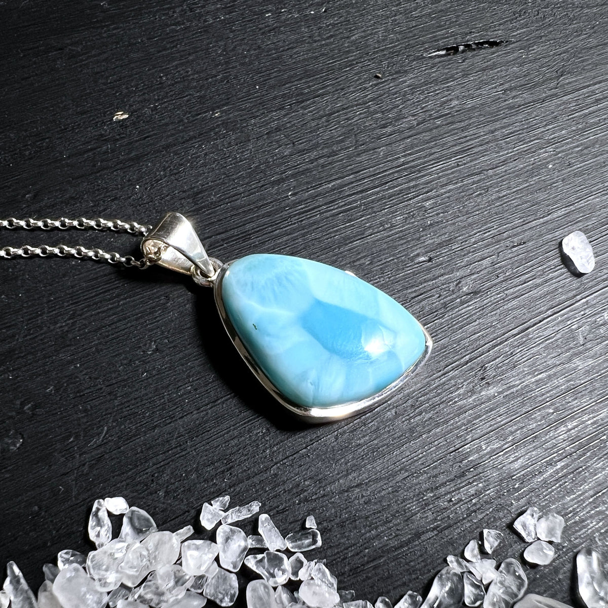 Handgearbeiteter Larimar Anhänger mit polierter Oberfläche | Happy Minerals