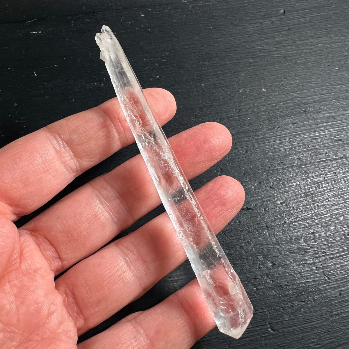 Lemurian Quarz Doppelender, klar mit feinen Streifen und Rissen, längliche Stabform in der Hand | Happy Minerals