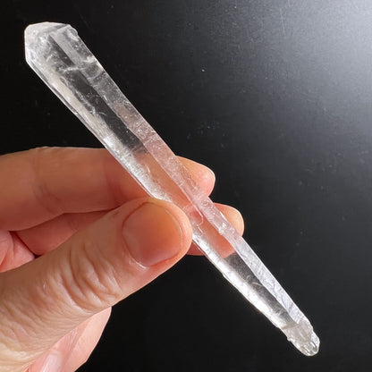 Lemurian Quarz Doppelender, klar mit feinen Streifen und einem Regenbogeneinschluss, in Hand gehalten | Happy Minerals