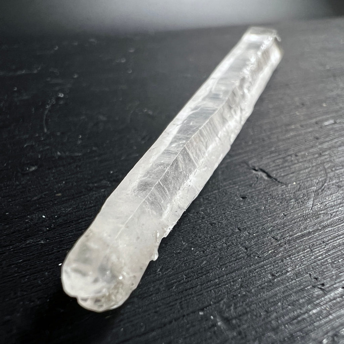 Lemurian Quarz Doppelender, roher Kristallstab mit klaren Riefen und milchig-transparenten Zonen | Happy Minerals