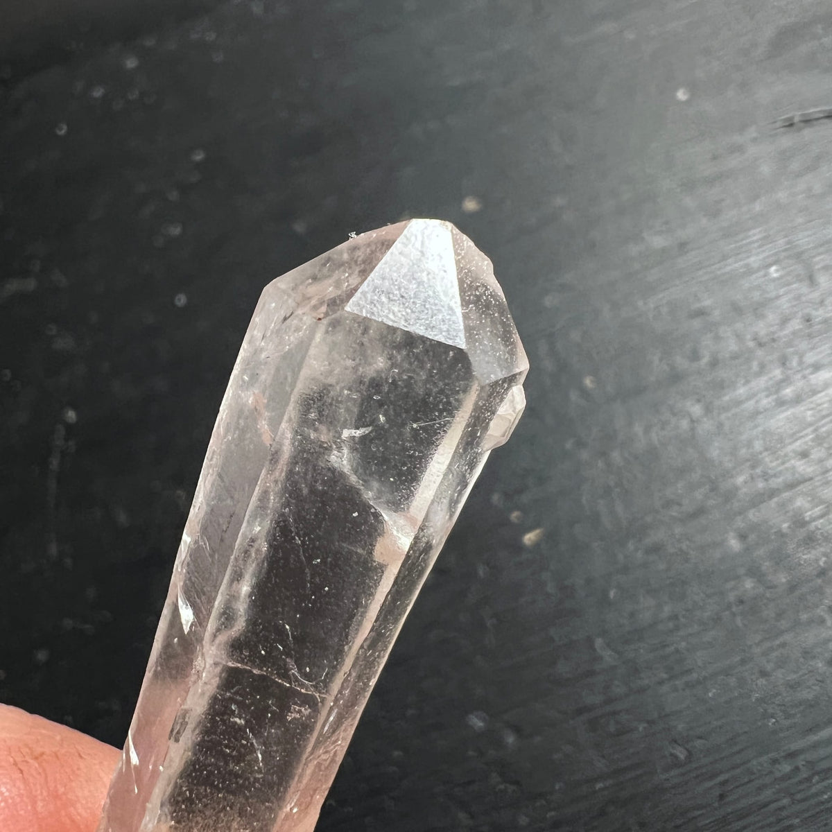 Lemurian Quarz Rohkristall transparent mit feinen Wachstumsstreifen und facettierter Spitze | Happy Minerals