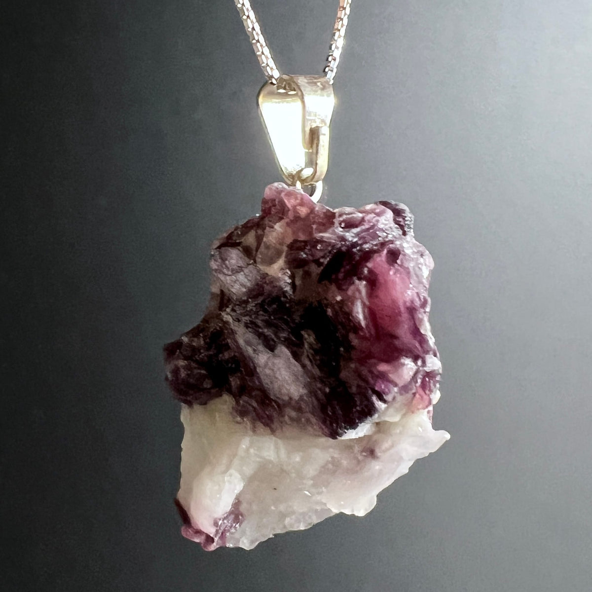 Lepidolith Anhaenger roh, lila-violette Glimmerschichten auf weissem Quarz, Silberoese | Happy Minerals