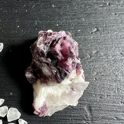 Lepidolith Rohstein violett-schwarz glimmernd auf weissem Quarz, unpoliert kristallin | Happy Minerals