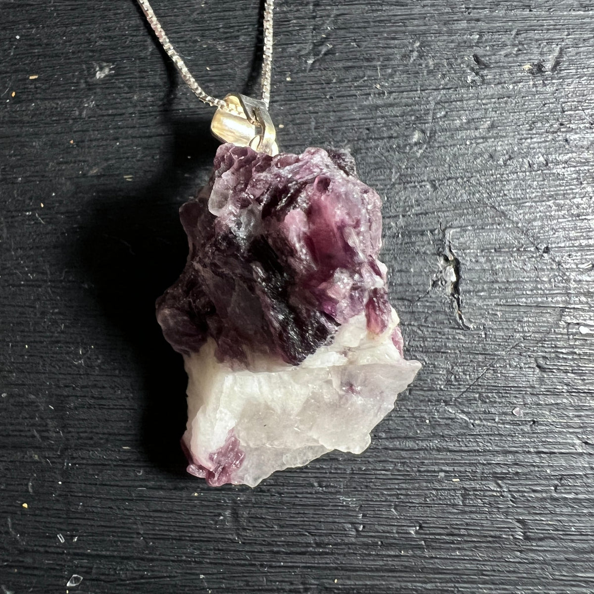 Lepidolith Anhaenger roh, violett-dunkle Glimmerschicht ueber weissem Quarzsockel, kantige Form | Happy Minerals