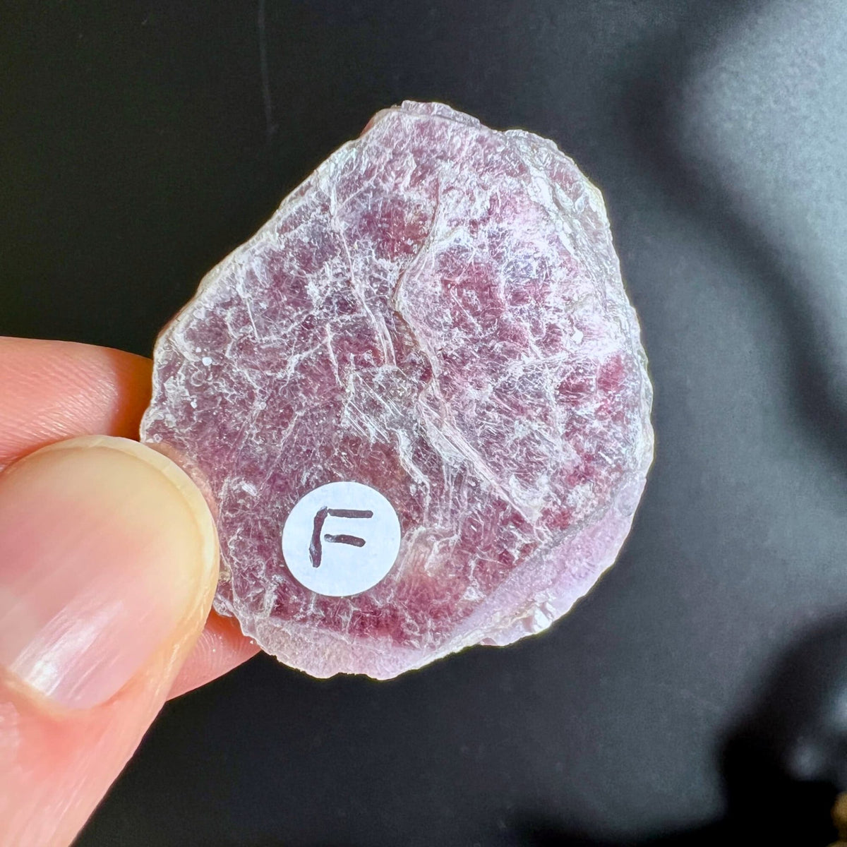 Detail des silbrig-violetten Spiegelschimmers der Lepidolith-Platte  F| Happy Minerals