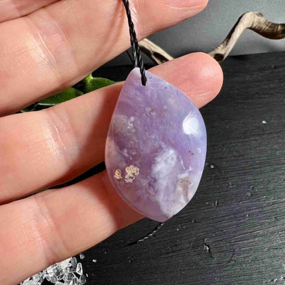 Lila Chalcedon Tropfen in Hand zeigt Größe 38mm | Satte Fliederfarbe | Happy Minerals