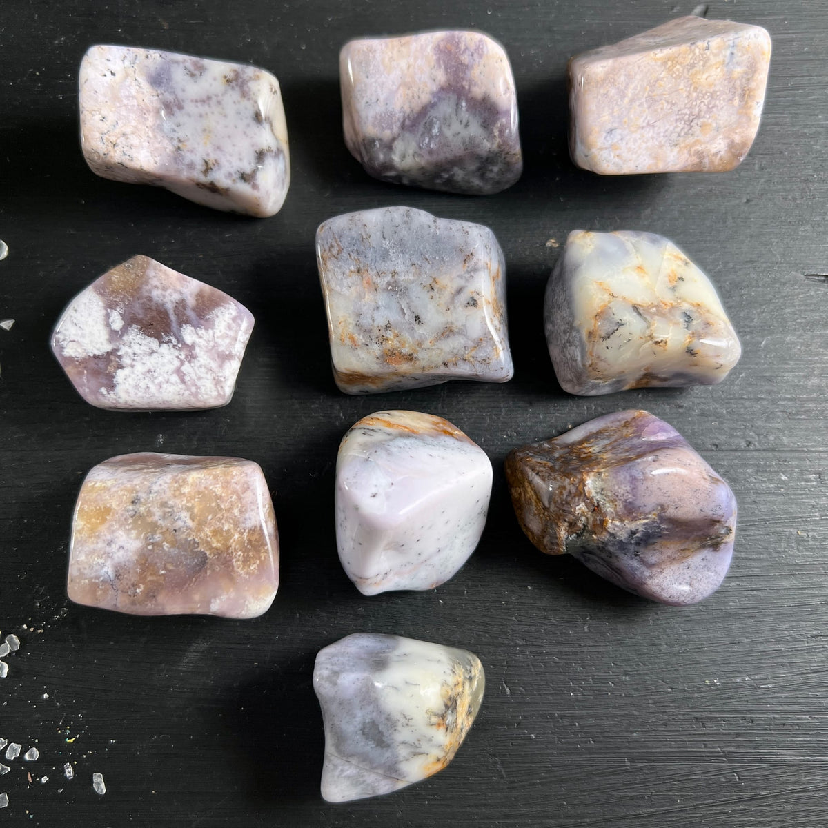 Lila Dendritenopal Trommelsteine, cremig-lavendel mit braunen Dendriten, orange Schlieren, poliert | Happy Minerals