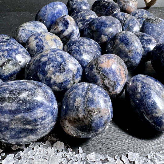 Fluoreszierender Sodalith Trommelstein ca. 30mm, poliert und blau gemasert | Happy Minerals