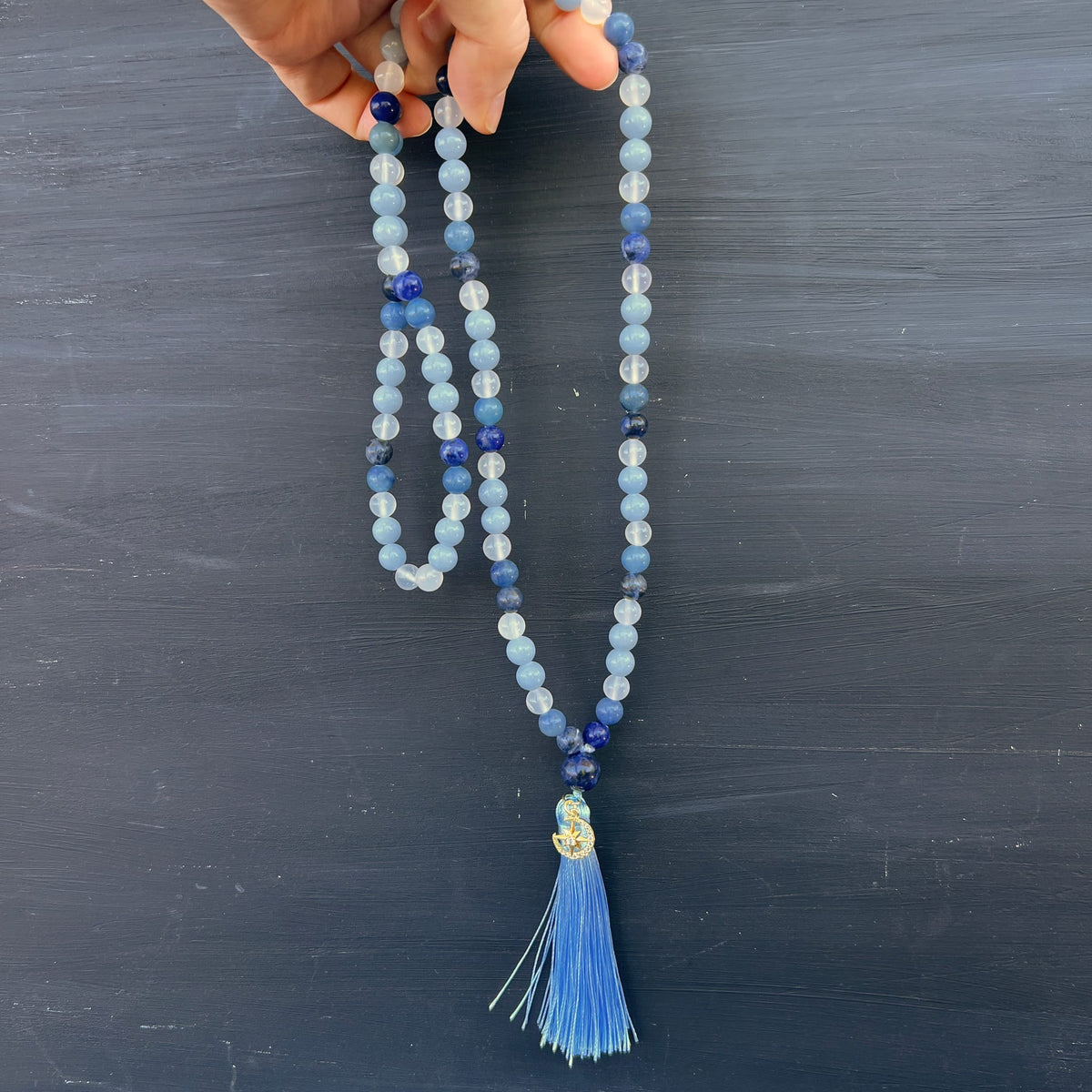 Mala Kette | Hand hält | Angelit | Sodalith | Mondstein | hellblauer Quaste | Mond Charm | Indien | Happy Minerals