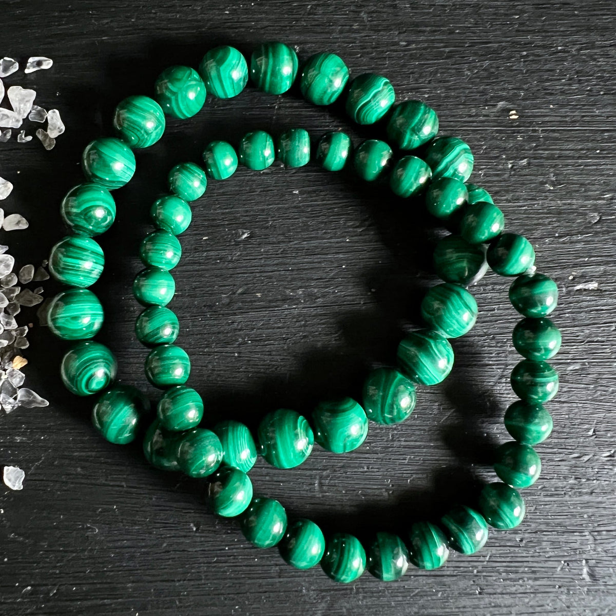 Malachit | Kugeln | 6/8mm | Kongo | zwei Armbänder | dunkles Holz | Bergkristall-Splitter | Happy Minerals | Variante B