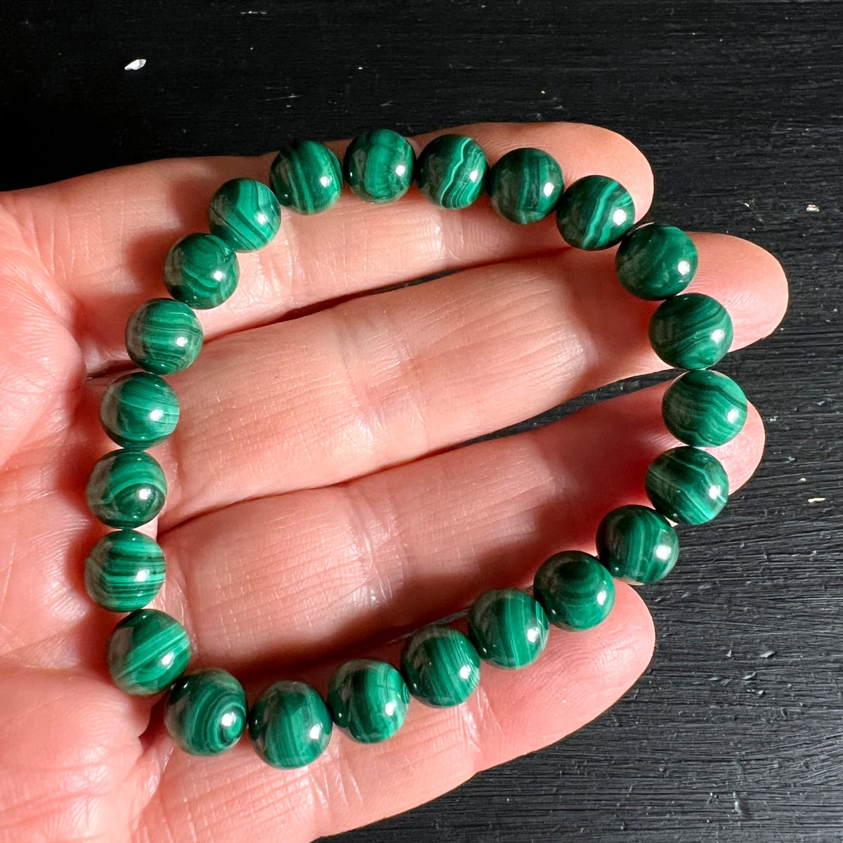 Malachit | Kugelarmband | 8mm | Kongo | in Handfläche | glänzende Maserung | Happy Minerals | Variante D
