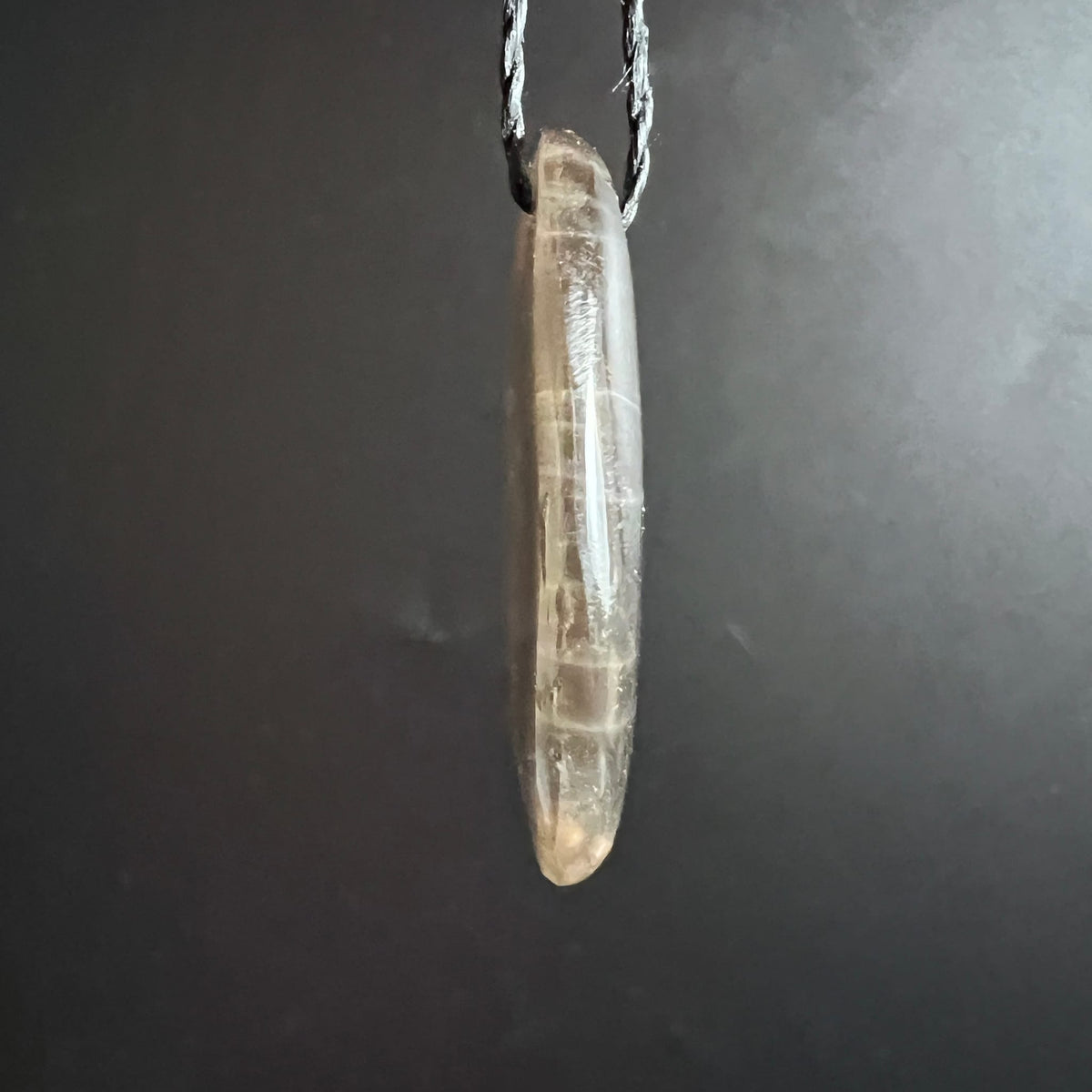 Laenglicher Mondstein Anhaenger, milchig-beige mit feinen Wachstumslinien und poliertem Glanz | Happy Minerals
