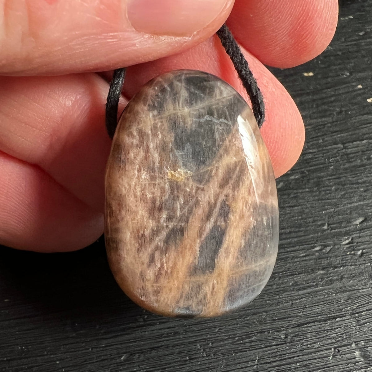 Mondstein Anhaenger in Braun-Grau mit faserigen Schlieren, ovale polierte Form an Kordel | Happy Minerals