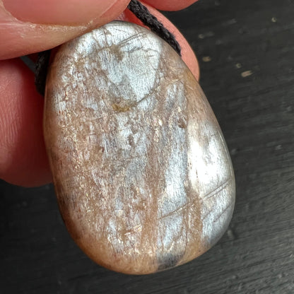 Mondstein Anhaenger tropfenfoermig, creme-beige mit silbrigem Glanz und feinen Faserstrukturen | Happy Minerals