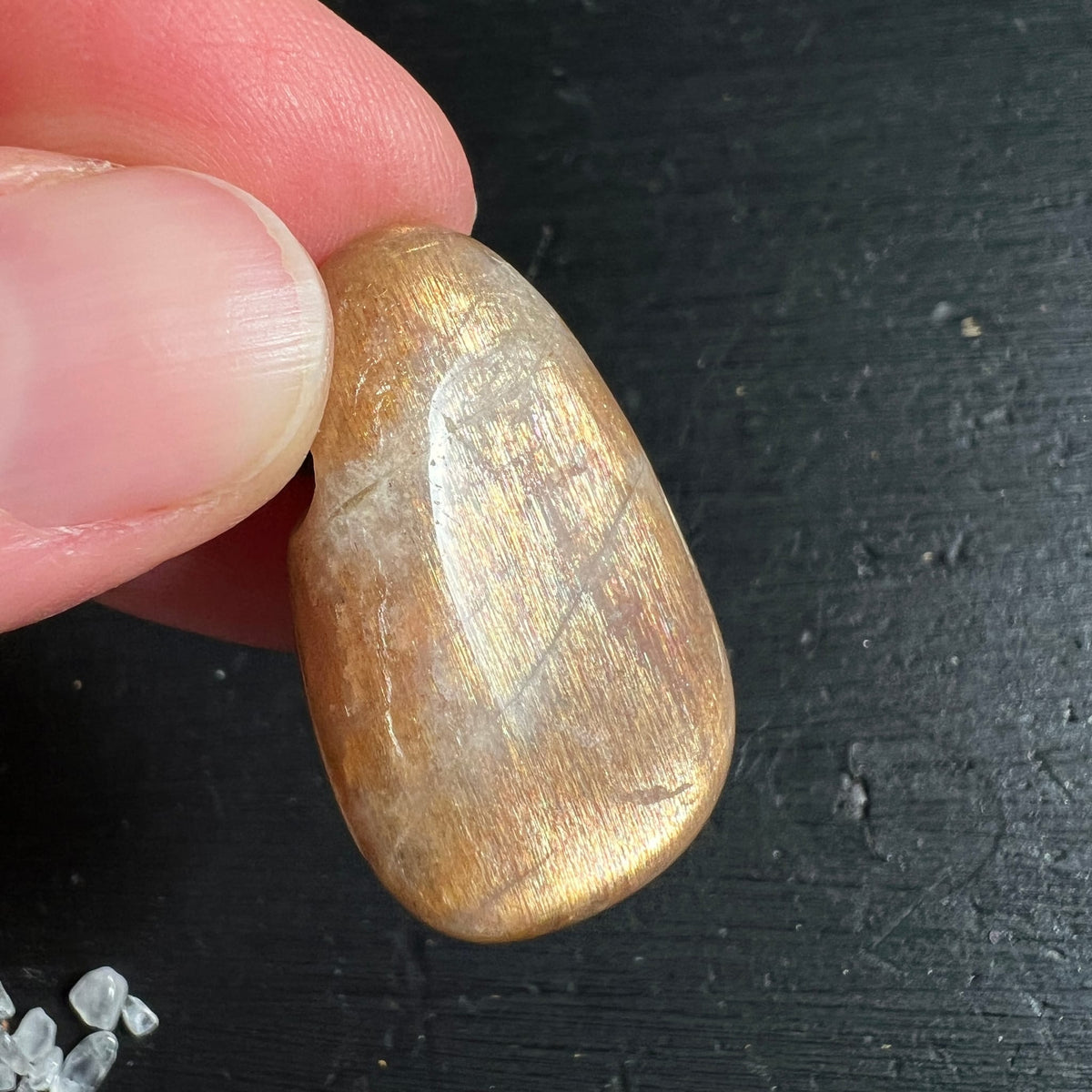 Mondstein Anhaenger goldbraun mit feinen Glanzlinien und Adularisierung, polierte Tropfenform | Happy Minerals