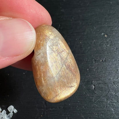 Mondstein Anhaenger goldbraun mit feinen Glanzlinien und Adularisierung, polierte Tropfenform | Happy Minerals