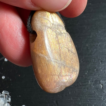 Mondstein Anhaenger tropfenfoermig, goldbraun mit feinen faserigen Linien und schimmerndem Glanz | Happy Minerals