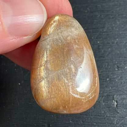 Mondstein Anhaenger tropfenfoermig, goldbraun mit seidigem Schimmer und feinen Glanzstreifen | Happy Minerals