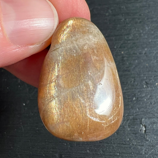 Mondstein Anhaenger tropfenfoermig, goldbraun mit seidigem Schimmer und feinen Glanzstreifen | Happy Minerals