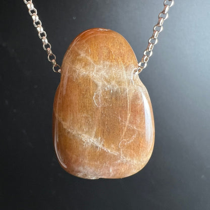 Mondstein Anhaenger goldbraun mit weissen Schleierlinien, glatt polierte ovale Tropfenform | Happy Minerals
