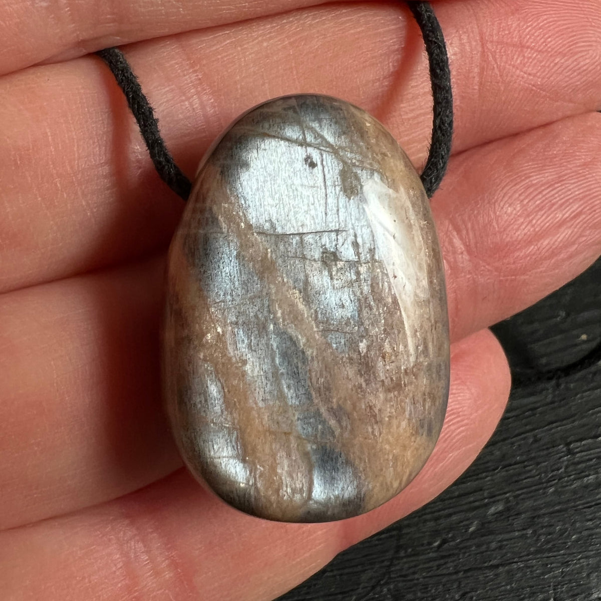 Mondstein Anhaenger oval poliert, graubeige mit silbrigem Schimmer und braunen Schlieren | Happy Minerals