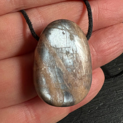 Mondstein Anhaenger oval poliert, graubeige mit silbrigem Schimmer und braunen Schlieren | Happy Minerals