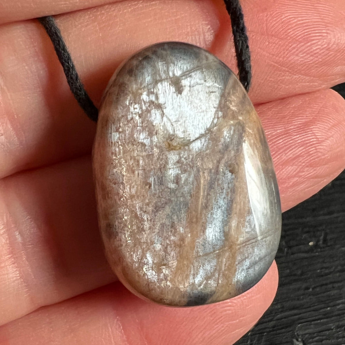 Mondstein Anhaenger oval poliert, graubeige mit silbrigem Schillern und feinen braunen Linien | Happy Minerals