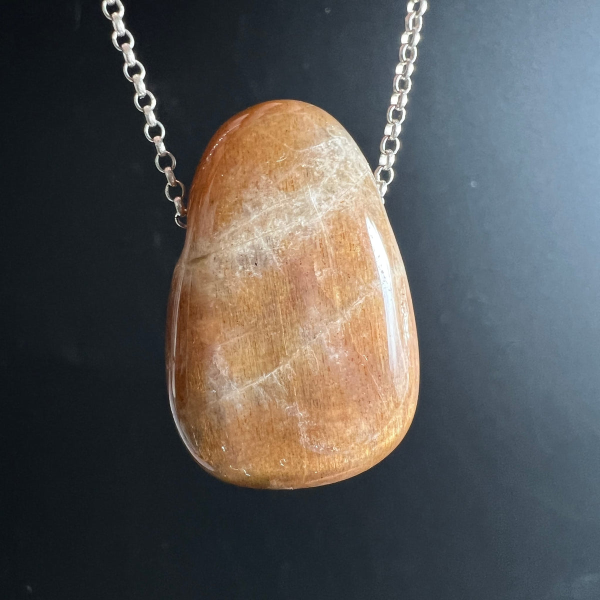 Mondstein Anhaenger tropfenfoermig, honigbraun-goldener Schimmer mit feinen weissen Rissen, hochglanzpoliert | Happy Minerals