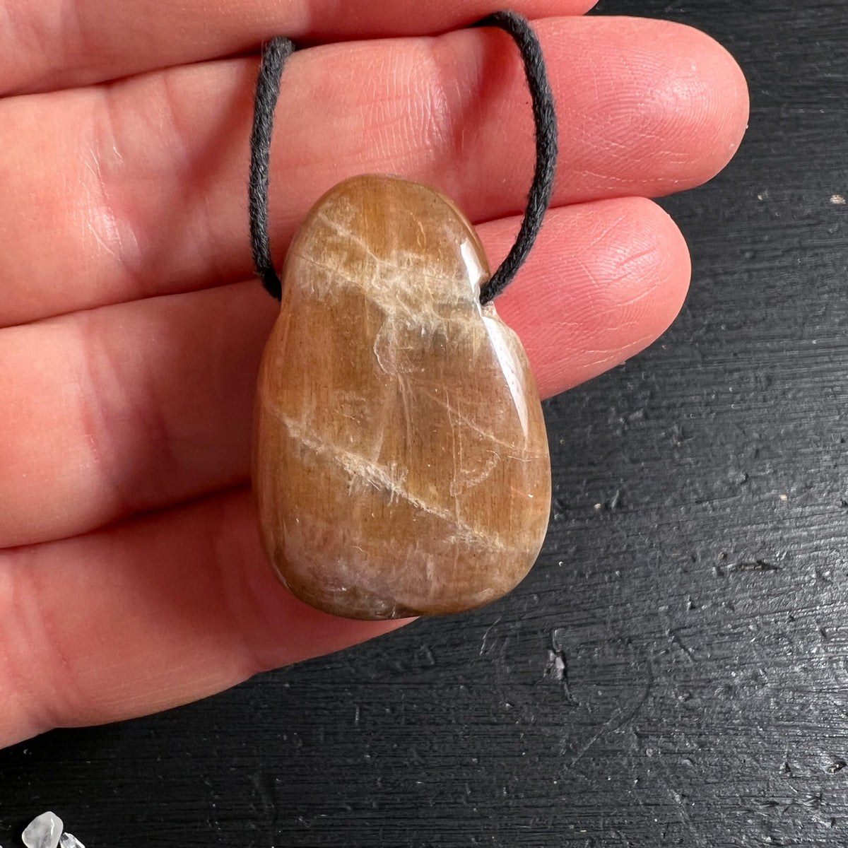Mondstein Anhaenger poliert in honigbraun-goldenem Ton mit weissen Rissstrukturen, ovale Tropfenform | Happy Minerals