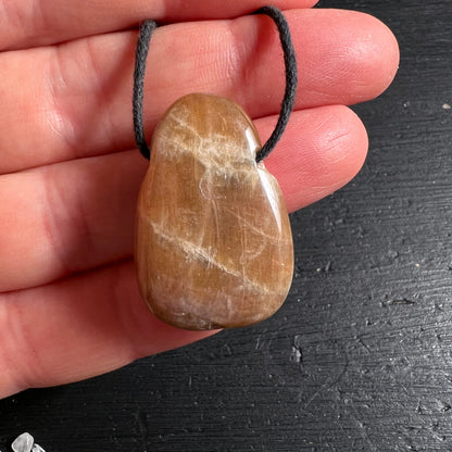 Mondstein Anhaenger poliert in honigbraun-goldenem Ton mit weissen Rissstrukturen, ovale Tropfenform | Happy Minerals