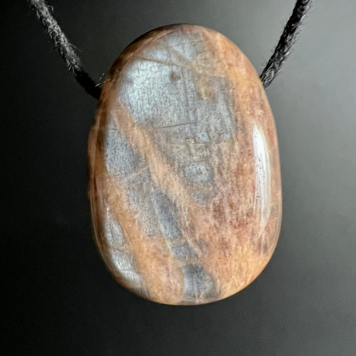 Mondstein Anhaenger oval poliert, lachsfarben-orange mit grauen Flaechen und rissigem Adernmuster | Happy Minerals