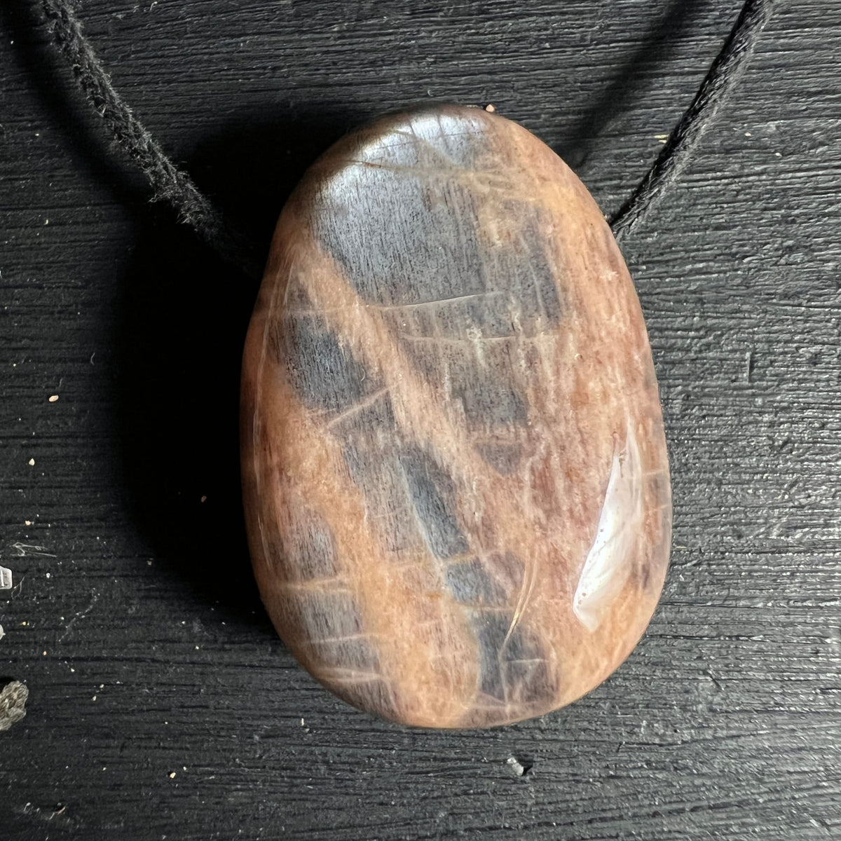 Mondstein Anhaenger oval poliert, lachsfarben mit grauen Schattierungen und Lichtflash, glaenzende Oberflaeche | Happy Minerals
