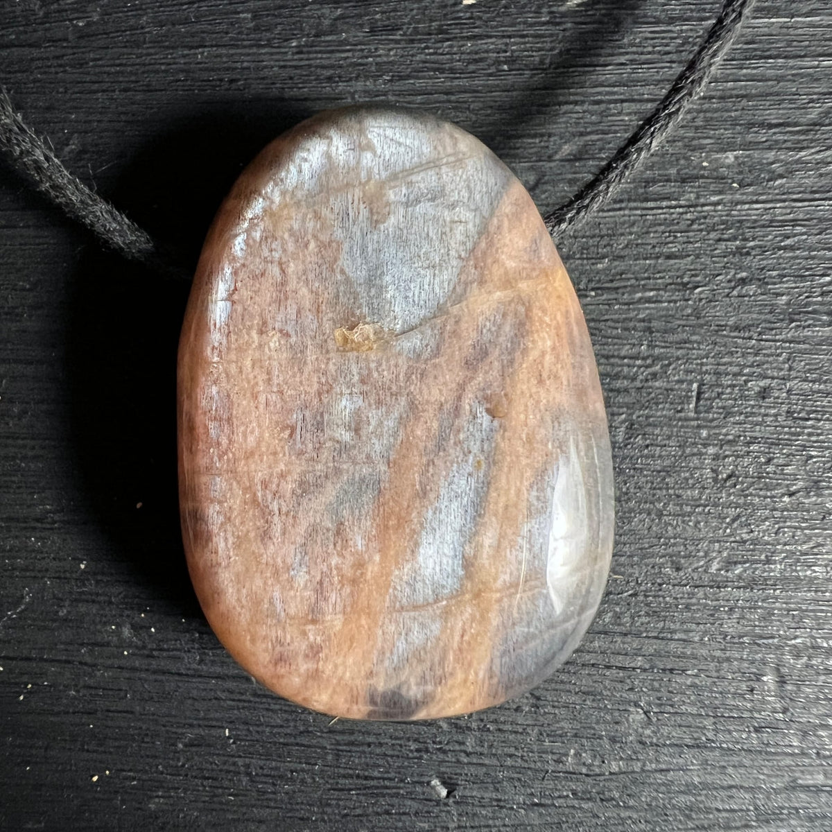 Mondstein Anhaenger tropfenfoermig, lachsrosa mit grauen Schlieren und hohem Glanz poliert | Happy Minerals